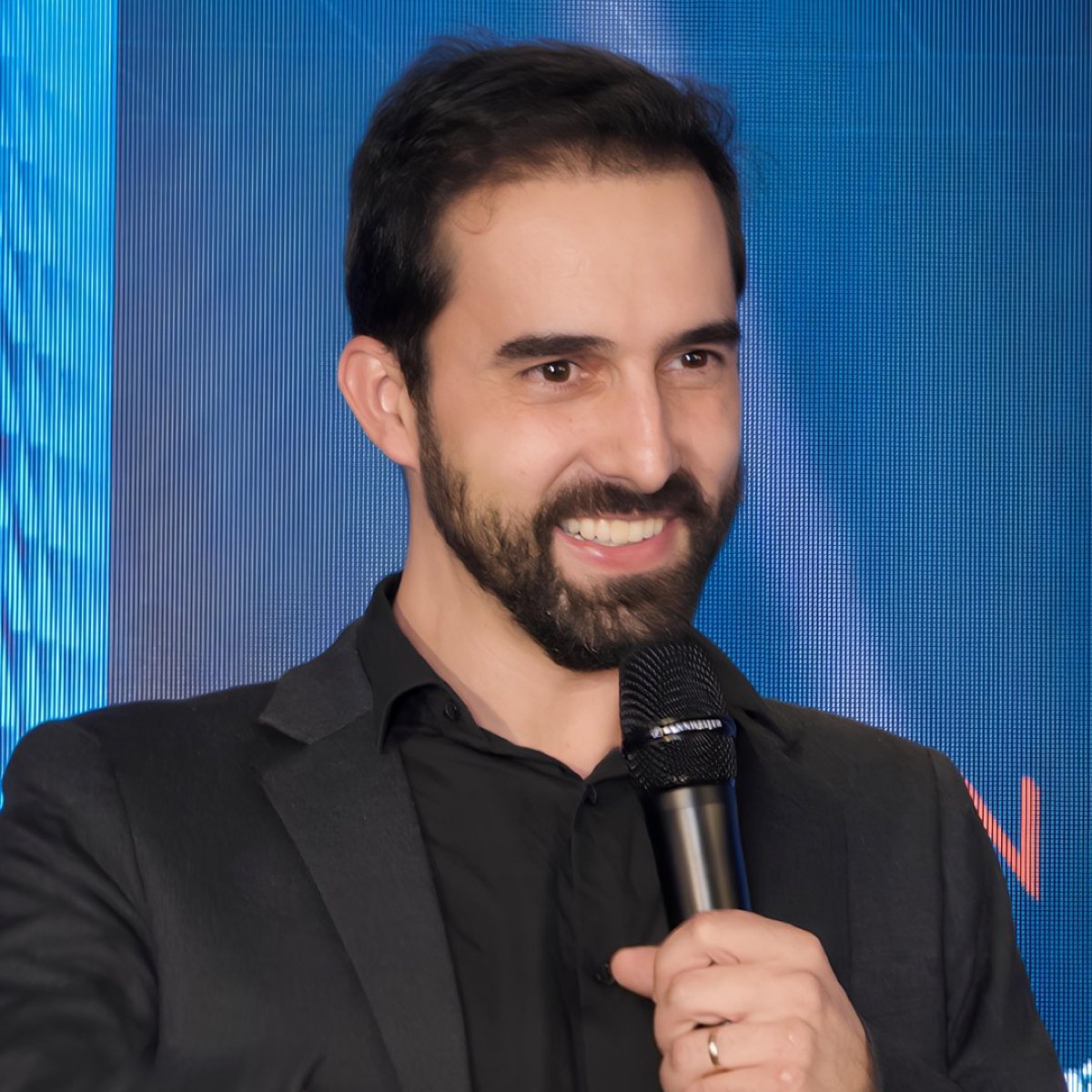 Ledson Branquinho conduzindo uma apresentação ao vivo